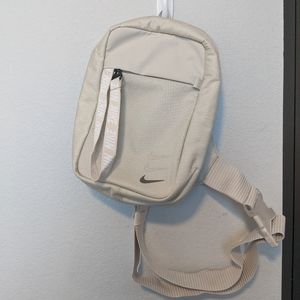 Nike sportswear essential hip pack